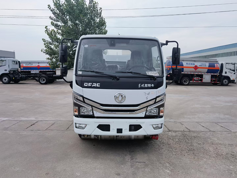 東風(fēng)小藍(lán)牌2噸運(yùn)油車(chē)