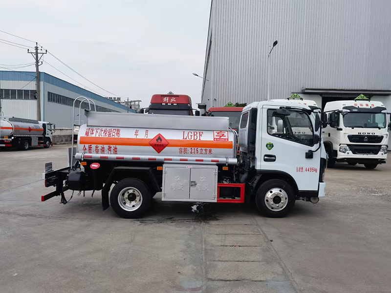 東風(fēng)小藍(lán)牌2噸運(yùn)油車(chē)