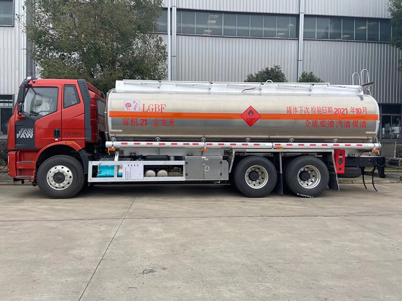 國六解放后八輪鋁合金油罐車