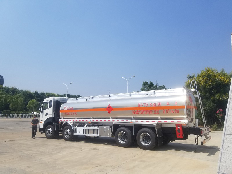 國六東風天龍前四后八油罐車