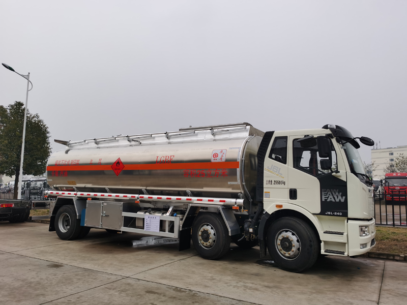 解放小三軸鋁合金油罐車