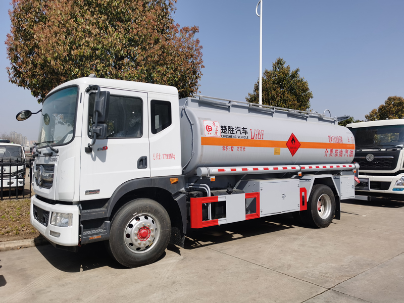 東風多利卡D9油罐車