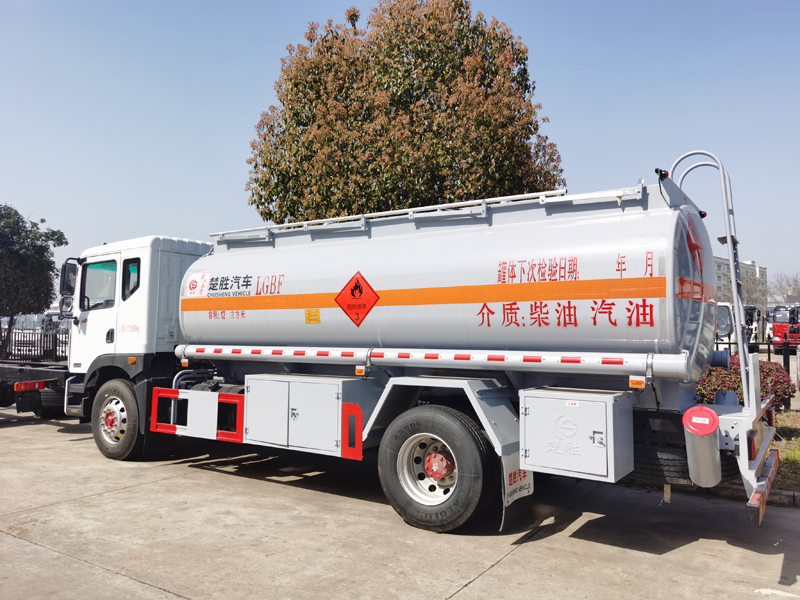 東風多利卡D9油罐車